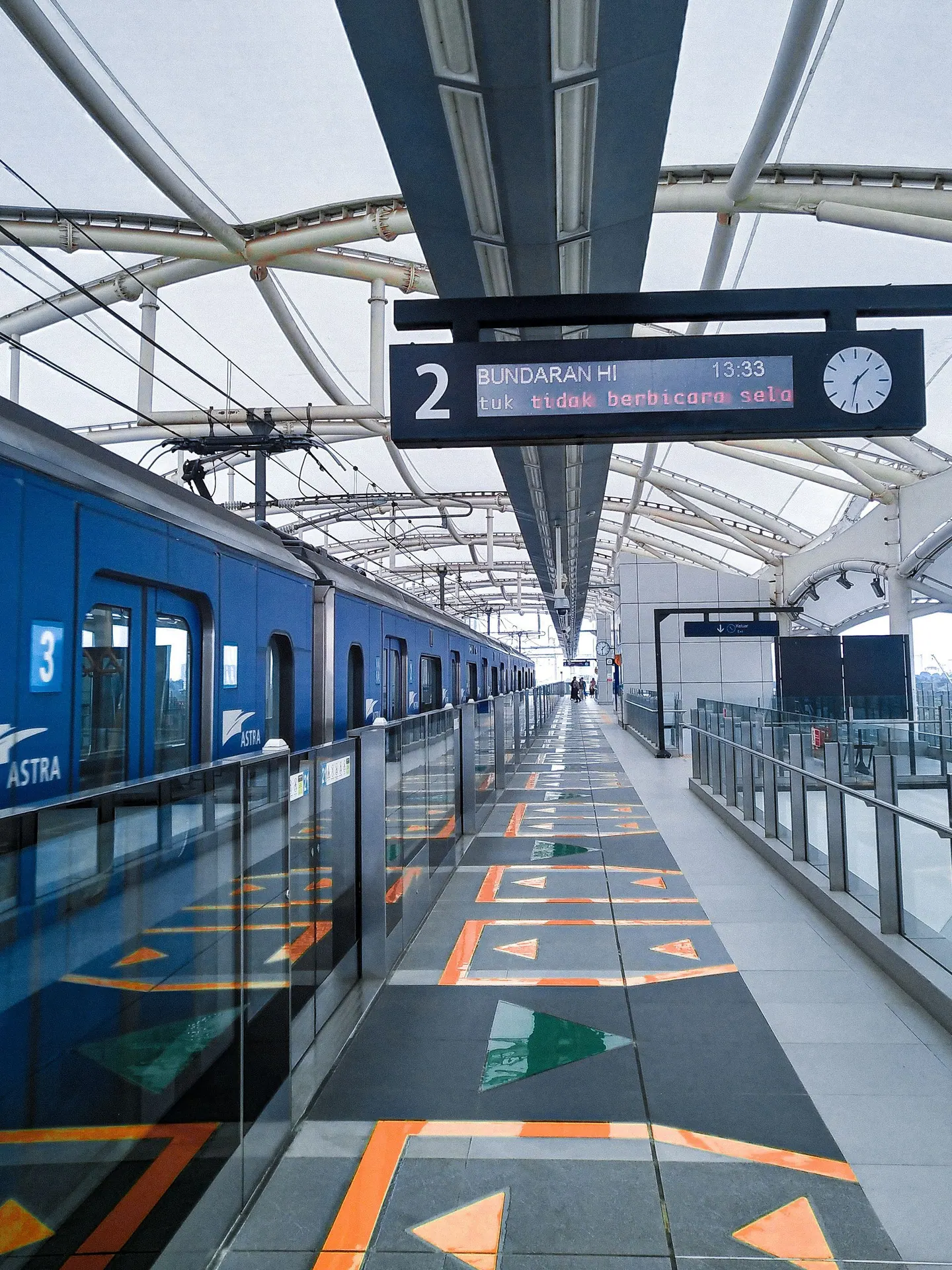 Layar informasi digital di peron MRT Jakarta